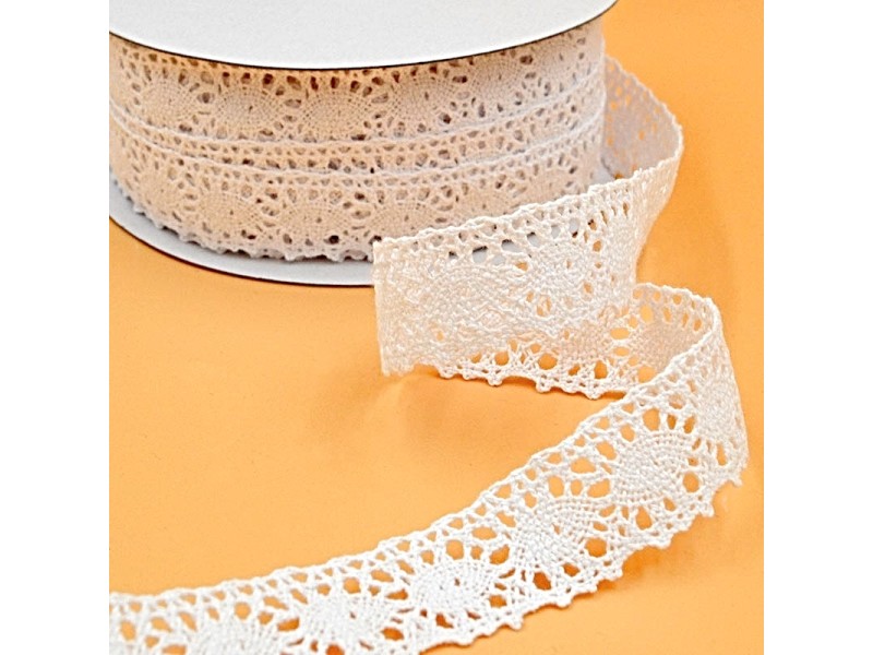https://www.globalsewingsupplies.com/media/com_eshop/products/resized/cotton-edge-lace-ribbon-2cm-white2-800x600.jpg